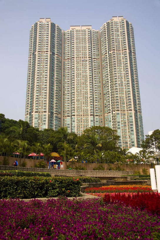 无人,高楼大厦,竖图,室外,白天,正面,度假,美景,植物,窗户,落地窗,城市风光,城市,大厦,建筑,摩天大楼,香港,中国,亚洲,一排,许多,阴影,环保,整齐,并列,并排,光线,影子,景观,防护,很多,娱乐,玻璃窗,树,树木,排列,蓝色,绿色,蓝天,天空,阳光,自然,天,享受,休闲,景色,放松,生长,晴朗,成长,港,队列,美好,美妙,间隔,平行,玻璃幕墙,东亚,九龙,尖沙咀,万里无云,香港特别行政区,港澳台,中华人民共和国,美观,雅观,九龙半岛,绿篱,生篱,树篱,植篱,油尖旺区,尖沙嘴,晴空,晴空万里,彩图,大楼,高层建筑,高楼,摩天楼