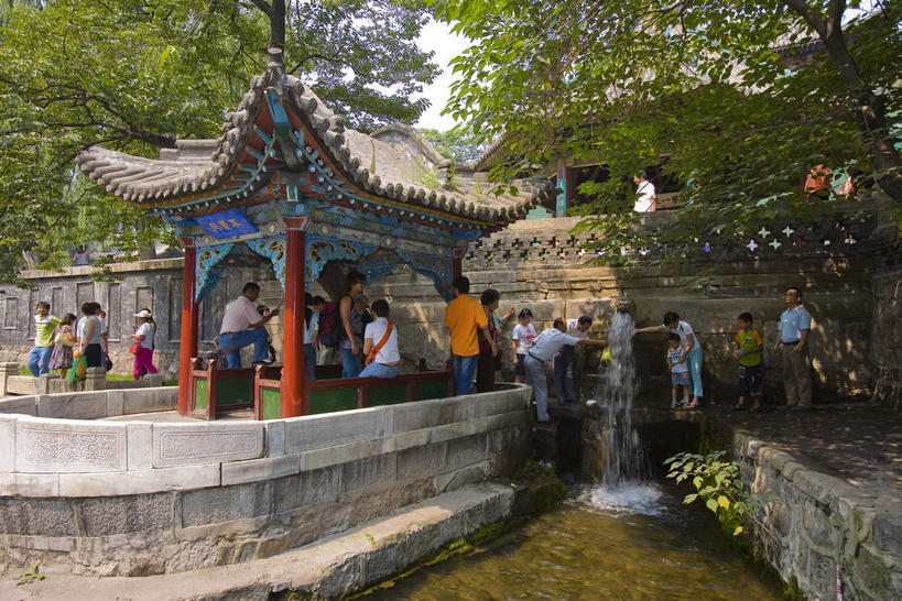 东方人,家,站,横图,室外,白天,正面,旅游,度假,湖,湖泊,名胜古迹,水,植物,标志建筑,地标,建筑,中国,亚洲,行人,游客,游人,阴影,服装,遗迹,光线,瓦片,影子,柱子,房屋,亭子,屋顶,屋檐,屋子,湖面,水流,水面,许多人,顶棚,黄种人,古迹,文物,娱乐,建设,古建筑,楼房,檐,路人,旅客,住宅,树,树木,衣服,蓝色,绿色,倒影,蓝天,天空,阳光,自然,凉亭,湖水,天,站着,一群人,享受,休闲,旅游胜地,放松,服饰,生长,晴朗,成长,倒映,衣着,穿着,古文明,东亚,山西,山西省,万里无云,中华人民共和国,华北地区,省会,太原,太原市,晋,衣饰,反照,过客,男人,男性,年轻男性,年轻女性,女人,女性,亚洲人,晴空,晴空万里,站立,彩图,全身,房子,晋祠,晋王祠,唐叔虞祠