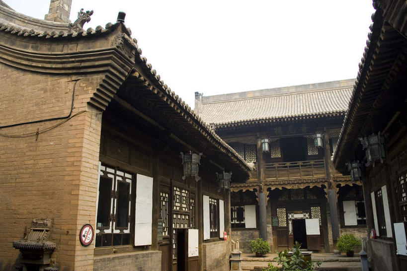 无人,家,横图,室外,白天,仰视,旅游,度假,名胜古迹,植物,门,标志建筑,地标,建筑,平遥,中国,亚洲,阴影,遗迹,光线,盆栽,瓦片,影子,柱子,房屋,墙,屋顶,屋檐,屋子,盆景,顶棚,古迹,文物,娱乐,建设,古建筑,楼房,檐,墙壁,墙面,住宅,绿色,天空,阳光,自然,门框,天,享受,休闲,旅游胜地,放松,生长,成长,古文明,东亚,山西,山西省,中华人民共和国,华北地区,晋,晋中,晋中市,平遥县,彩图,低角度拍摄,房子,平遥古城,平遥古镇