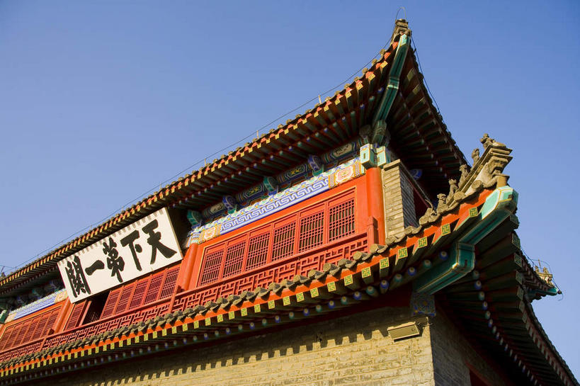 无人,横图,室外,白天,仰视,旅游,度假,名胜古迹,窗户,标志建筑,地标,建筑,雕塑,中国,亚洲,五个,一块,一排,许多,吊挂,悬挂,阴影,遗迹,艺术,整齐,装饰,光线,标志,雕刻,牌匾,瓦片,文字,影子,字符,屋檐,挂,古迹,文化,文物,娱乐,标识,建设,古建筑,檐,玻璃窗,排列,红色,蓝色,白色,黑色,蓝天,天空,阳光,工艺品,天,享受,休闲,汉字,旅游胜地,放松,晴朗,纪念,美术,队列,中文,主题,陈列,古文明,东亚,万里无云,中华人民共和国,华北地区,功能,美学,国文,华文,河北,河北省,冀,秦皇岛,秦皇岛市,晴空,晴空万里,彩图,低角度拍摄,山海关,山海关长城,山海关区,天下第一关,榆关,飞檐