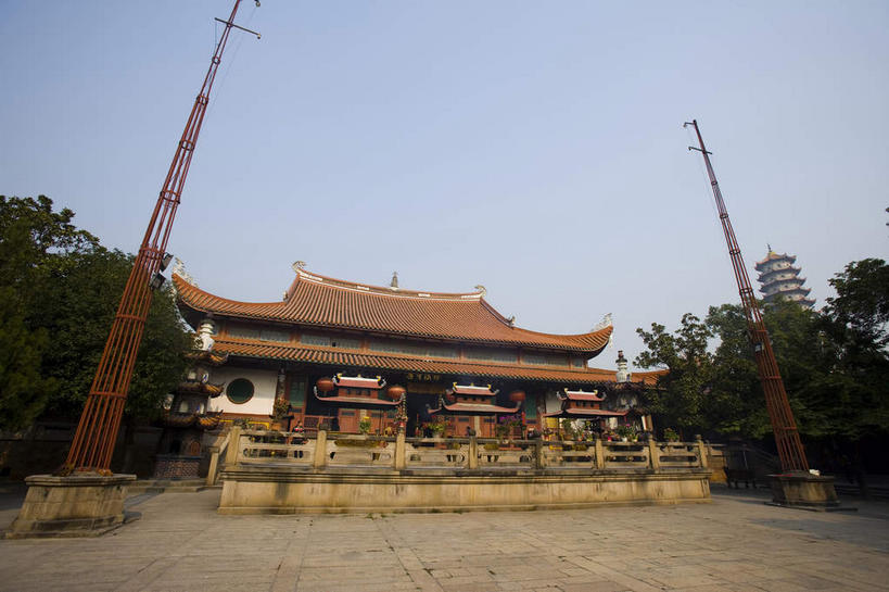 无人,寺庙,栏杆,横图,室外,白天,仰视,旅游,度假,草地,草坪,名胜古迹,植物,标志建筑,地标,建筑,中国,亚洲,阴影,节日,遗迹,光线,瓦片,影子,屋顶,屋檐,围栏,燃烧,顶棚,古迹,文化,文物,娱乐,建设,古建筑,护栏,檐,草,树,树木,蓝色,绿色,蓝天,天空,阳光,自然,香火,庙宇,天,祈祷,享受,休闲,健康,旅游胜地,放松,许愿,宗教,信仰,生长,晴朗,成长,纪念,祈求,福建,古文明,东亚,延寿寺,福建省,万里无云,中华人民共和国,华东地区,省会,闽,福州,福州市,平安,晴空,晴空万里,彩图,低角度拍摄,庙,寺,长庆寺,清禅寺,西禅寺