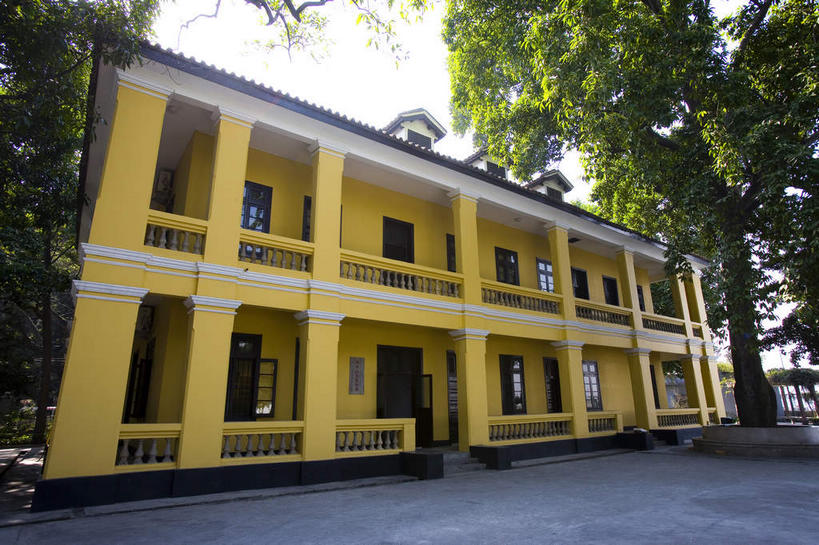 无人,学校,教学楼,横图,室外,白天,仰视,旅游,度假,植物,标志建筑,道路,地标,建筑,路,广州,中国,亚洲,一排,许多,阴影,整齐,并列,并排,光线,影子,柱子,墙,小路,交通,很多,娱乐,建设,校园,墙壁,墙面,树,树木,排列,黄色,绿色,天空,阳光,自然,天,享受,休闲,教室,旅游胜地,放松,生长,成长,队列,平行,东亚,广东,广东省,中华人民共和国,华南地区,省会,广州市,粤,黄埔,黄埔区,彩图,低角度拍摄,教学大楼,长洲岛,黄埔岛,黄埔军校旧址