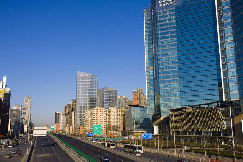 无人,家,高楼大厦,栏杆,横图,室外,白天,仰视,旅游,度假,窗户,落地窗,标志建筑,大厦,道路,地标,建筑,路,摩天大楼,公路,汽车,北京,中国,亚洲,一排,许多,阴影,整齐,并列,并排,光线,影子,房屋,屋子,围栏,分界线,停车线,交通,首都,很多,娱乐,建设,护栏,楼房,玻璃窗,住宅,车,排列,蓝色,倒影,蓝天,天空,阳光,交通工具,轿车,天,享受,休闲,旅游胜地,放松,晴朗,车行道,车行道分界线,倒映,队列,载具,标线,平行,玻璃幕墙,东亚,车行线,万里无云,中华人民共和国,北京市,京,北平,华北地区,朝阳区,反照,晴空,晴空万里,马路,彩图,低角度拍摄,房子,大楼,高层建筑,高楼,摩天楼,北京CBD,北京商务中心区,中国北京大北窑,金地中心