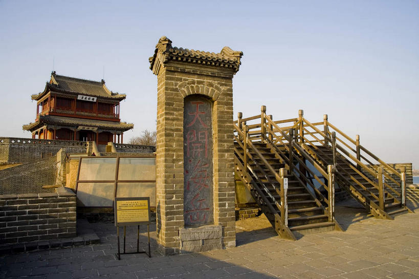 无人,栏杆,横图,室外,白天,仰视,旅游,度假,名胜古迹,标志建筑,道路,地标,建筑,路,桥梁,雕塑,中国,亚洲,阴影,遗迹,艺术,装饰,光线,标志,雕刻,牌匾,瓦片,文字,影子,字符,墙,屋顶,屋檐,围栏,小路,桥,交通,顶棚,古迹,文化,文物,娱乐,标识,建设,城墙,古建筑,石桥,护栏,檐,拱桥,墙壁,墙面,蓝色,蓝天,天空,阳光,工艺品,天,享受,休闲,汉字,旅游胜地,放松,城楼,拱形,晴朗,纪念,人行桥,石拱桥,坚硬,美术,中文,主题,防御,陈列,古文明,东亚,万里无云,中华人民共和国,华北地区,功能,美学,国文,华文,河北,河北省,冀,秦皇岛,秦皇岛市,门楼,坚固,晴空,晴空万里,彩图,低角度拍摄,老龙头,秦皇岛老龙头,山海关,山海关长城,山海关区,天下第一关,榆关