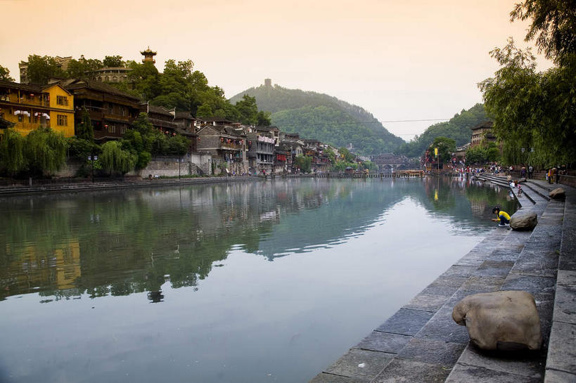 无人,家,横图,室外,白天,正面,旅游,度假,河流,名胜古迹,日落,山,山脉,水,植物,标志建筑,地标,建筑,中国,亚洲,遗迹,凤凰,房屋,屋子,河水,山峰,水流,晚霞,霞光,落日,山峦,古迹,文物,娱乐,建设,古建筑,楼房,树,树木,绿色,倒影,自然,黄昏,群山,享受,休闲,旅游胜地,彩霞,放松,生长,成长,倒映,古文明,东亚,湖南,湘西,湖南省,凤凰古城,中华人民共和国,华中地区,湘,湘西州,湘西土家族苗族自治州,夕照,反照,薄暮,凤凰县,夕阳,彩图,傍晚,房子,斜阳,凤凰古城千潭苗寨,山江镇