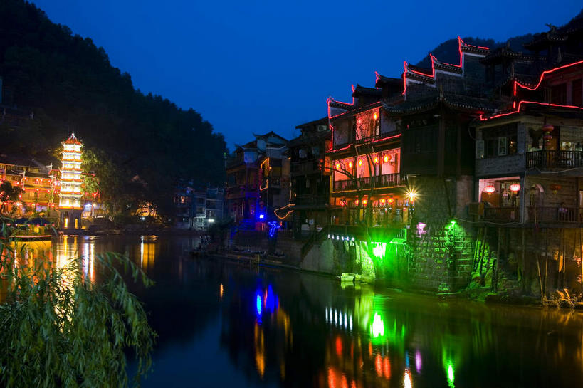 无人,家,宫殿,横图,彩色,室外,夜晚,正面,旅游,度假,河流,名胜古迹,水,植物,标志建筑,地标,建筑,霓虹灯,夜景,中国,亚洲,阴影,遗迹,光线,凤凰,瓦片,影子,房屋,屋顶,屋檐,屋子,河水,水流,灯光,七彩,顶棚,古迹,文物,娱乐,光源,建设,古建筑,楼房,霓虹,檐,住宅,灯,树,树木,绿色,倒影,自然,享受,休闲,旅游胜地,放松,生长,成长,倒映,宫廷,照明设备,古文明,东亚,湖南,湘西,湖南省,凤凰古城,中华人民共和国,氖灯,华中地区,湘,湘西州,湘西土家族苗族自治州,王宫,反照,凤凰县,彩图,房子,皇宫,凤凰古城千潭苗寨,山江镇