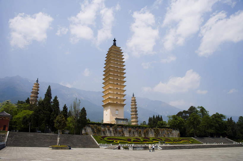 无人,寺庙,横图,室外,白天,仰视,旅游,度假,名胜古迹,植物,标志建筑,道路,地标,建筑,路,大理,中国,亚洲,一排,阴影,节日,遗迹,整齐,并列,并排,光线,瓦片,影子,屋檐,云,云朵,小路,塔,交通,燃烧,云彩,古迹,文化,文物,娱乐,建设,古建筑,云南,檐,树,树木,排列,蓝色,绿色,白云,蓝天,天空,阳光,自然,香火,庙宇,天,祈祷,享受,休闲,健康,旅游胜地,放松,许愿,宗教,信仰,生长,晴朗,成长,纪念,祈求,队列,平行,古文明,东亚,云南省,中华人民共和国,西南地区,崇圣寺,崇圣寺三塔,滇,大理州,大理白族自治州,平安,晴空,彩图,低角度拍摄,庙,寺,大理崇圣寺,大理三塔,三塔,云南崇圣寺三塔
