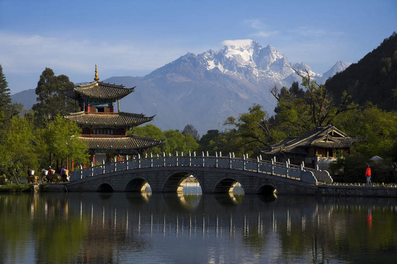 无人,公园,宫殿,栏杆,横图,室外,白天,正面,旅游,度假,湖,湖泊,名胜古迹,山,水,雪,雪山,植物,大雪,标志建筑,地标,建筑,桥梁,丽江,中国,亚洲,阴影,遗迹,光线,瓦片,影子,亭子,屋顶,屋檐,冰,湖面,积雪,山峰,水流,水面,雪景,云,云朵,冬季,冬天,围栏,桥,山峦,云彩,顶棚,古迹,文物,娱乐,建设,古建筑,石桥,护栏,云南,檐,拱桥,树,树木,蓝色,绿色,白云,倒影,蓝天,天空,阳光,自然,凉亭,湖水,天,享受,休闲,旅游胜地,放松,寒冷,拱形,生长,晴朗,成长,人行桥,石拱桥,冰冷,倒映,宫廷,古文明,东亚,云南省,黑龙潭公园,丽江古城,中华人民共和国,西南地区,严寒,冰凉,酷寒,凛冽,凛凛,极冷,滇,丽江市,王宫,反照,玉泉公园,晴空,彩图,皇宫,大研古城,丽江古镇,丽江黑龙潭