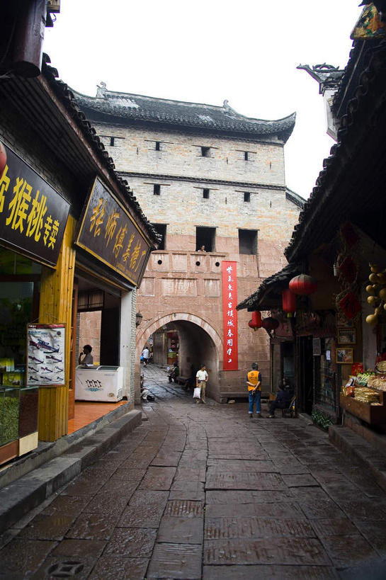 无人,家,商店,竖图,室外,白天,正面,旅游,度假,名胜古迹,标志建筑,道路,地标,建筑,路,雕塑,中国,亚洲,阴影,遗迹,艺术,装饰,光线,凤凰,标志,雕刻,牌匾,瓦片,文字,影子,柱子,字符,房屋,墙,屋檐,屋子,小路,交通,古迹,文化,文物,娱乐,标识,建设,商铺,古建筑,楼房,檐,墙壁,墙面,住宅,天空,阳光,工艺品,天,享受,休闲,汉字,旅游胜地,放松,纪念,美术,中文,主题,陈列,古文明,东亚,湖南,湘西,湖南省,凤凰古城,中华人民共和国,功能,美学,国文,华文,华中地区,湘,湘西州,湘西土家族苗族自治州,市肆,商号,凤凰县,彩图,房子,店铺,凤凰古城千潭苗寨,山江镇
