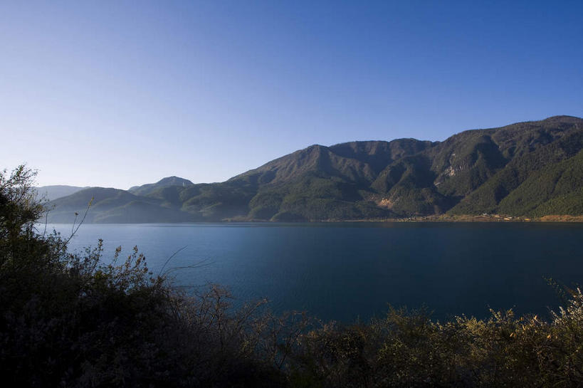 无人,横图,室外,白天,正面,旅游,度假,湖,湖泊,美景,山,山脉,水,丽江,中国,亚洲,阴影,波纹,光线,影子,湖面,景观,山峰,水流,水面,山峦,娱乐,云南,蓝色,倒影,蓝天,水纹,天空,阳光,自然,波浪,湖水,群山,天,享受,休闲,景色,放松,四川省,晴朗,倒映,自然风光,东亚,凉山彝族自治州,四川,盐源县,泸沽湖,凉山,云南省,万里无云,中华人民共和国,西南地区,川,滇,丽江市,凉山州,反照,晴空,晴空万里,彩图,左所海,盐源,宁蒗彝族自治县,宁蒗县,鲁窟海子,亮海