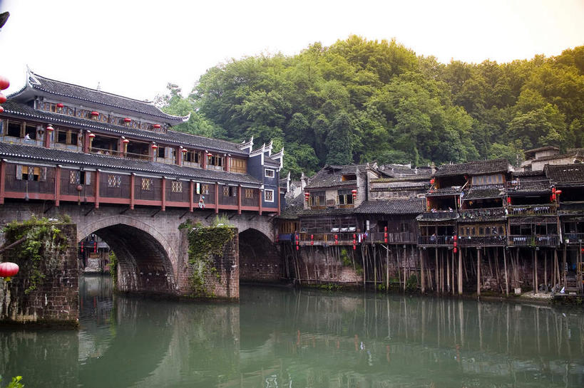 无人,家,横图,室外,白天,正面,旅游,度假,河流,名胜古迹,山,山脉,水,植物,标志建筑,地标,建筑,桥梁,中国,亚洲,阴影,遗迹,光线,凤凰,影子,房屋,屋子,河水,山峰,水流,桥,山峦,古迹,文物,娱乐,建设,古建筑,石桥,楼房,拱桥,树,树木,绿色,倒影,天空,阳光,自然,群山,天,享受,休闲,旅游胜地,放松,拱形,生长,成长,人行桥,石拱桥,倒映,古文明,东亚,湖南,湘西,湖南省,凤凰古城,中华人民共和国,华中地区,湘,湘西州,湘西土家族苗族自治州,反照,凤凰县,彩图,房子,凤凰古城千潭苗寨,山江镇