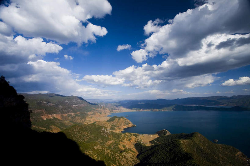 无人,横图,室外,白天,正面,旅游,度假,湖,湖泊,美景,山,山脉,水,植物,丽江,中国,亚洲,阴影,光线,影子,湖面,景观,山峰,水流,水面,云,云朵,山峦,云彩,娱乐,云南,树,树木,蓝色,绿色,白云,蓝天,天空,阳光,自然,湖水,群山,天,享受,休闲,景色,放松,四川省,生长,晴朗,成长,自然风光,东亚,凉山彝族自治州,四川,盐源县,泸沽湖,凉山,云南省,中华人民共和国,西南地区,川,滇,丽江市,凉山州,晴空,彩图,左所海,盐源,宁蒗彝族自治县,宁蒗县,鲁窟海子,亮海