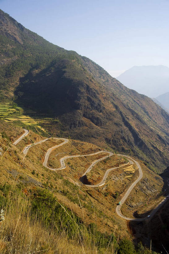 无人,竖图,俯视,室外,白天,旅游,度假,石头,美景,山,山脉,植物,道路,路,丽江,中国,亚洲,阴影,枯萎,曲折,弯曲,光线,石子,影子,景观,山峰,悬崖,云,云朵,小路,枯草,交通,山峦,云彩,娱乐,云南,草,黄色,蓝色,白云,蓝天,天空,阳光,自然,群山,天,享受,休闲,景色,放松,蜿蜒,四川省,晴朗,自然风光,东亚,凉山彝族自治州,四川,盐源县,泸沽湖,凉山,云南省,中华人民共和国,西南地区,川,绝壁,滇,丽江市,凉山州,石块,岩石,晴空,彩图,高角度拍摄,左所海,盐源,宁蒗彝族自治县,宁蒗县,鲁窟海子,亮海