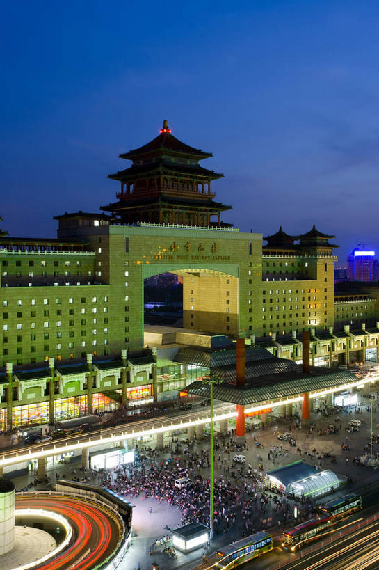 无人,火车站,竖图,室外,夜晚,正面,旅游,度假,窗户,标志建筑,大桥,道路,地标,建筑,路,路灯,桥梁,夜景,公路,车站,照明,北京,中国,亚洲,一排,许多,阴影,曲折,弯曲,整齐,并列,并排,光线,瓦片,影子,屋檐,高架,拱门,桥,灯光,分界线,停车线,站台,交通,首都,很多,娱乐,建设,月台,檐,玻璃窗,灯,排列,享受,休闲,旅游胜地,放松,蜿蜒,车行道,车行道分界线,照亮,照明设备,队列,标线,平行,高架桥,东亚,车行线,高架道路,跨线桥,中华人民共和国,北京市,京,北平,华北地区,丰台区,马路,彩图,铁路车站,铁路站,西客站,北京西客站,北京西站