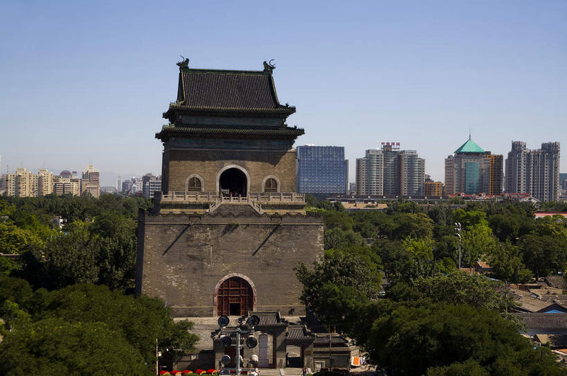 无人,家,横图,室外,白天,正面,旅游,度假,建材,植物,标志建筑,地标,建筑,北京,中国,亚洲,阴影,光线,纹路,材料,瓦片,纹理,影子,砖,砖块,房屋,墙,屋顶,屋檐,屋子,拱门,首都,顶棚,娱乐,建设,城墙,楼房,檐,墙壁,墙面,住宅,树,树木,蓝色,绿色,蓝天,天空,阳光,自然,天,享受,休闲,砖头,旅游胜地,放松,建造,城楼,生长,晴朗,成长,坚硬,防御,东亚,鼓楼,万里无云,肌理,中华人民共和国,北京市,京,北平,华北地区,西城区,门楼,坚固,石料,晴空,晴空万里,彩图,房子,北京鼓楼,地安门外大街,砌墙砖