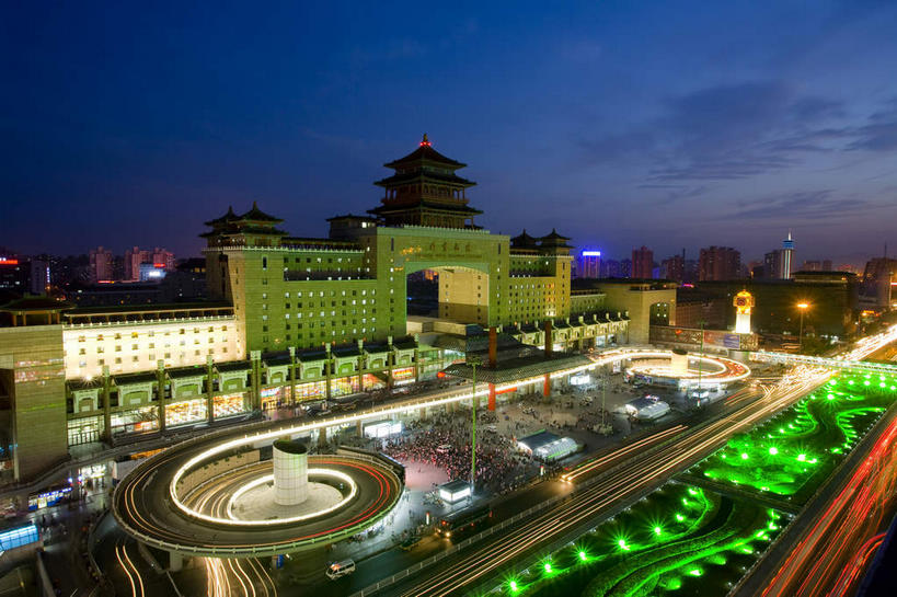 无人,火车站,横图,室外,夜晚,正面,旅游,度假,窗户,标志建筑,大桥,道路,地标,建筑,路,路灯,桥梁,夜景,公路,车站,照明,北京,中国,亚洲,一排,许多,阴影,曲折,弯曲,整齐,并列,并排,光线,瓦片,影子,屋檐,高架,拱门,桥,灯光,分界线,停车线,站台,交通,首都,很多,娱乐,建设,月台,檐,玻璃窗,灯,排列,享受,休闲,旅游胜地,放松,蜿蜒,车行道,车行道分界线,照亮,照明设备,队列,标线,平行,高架桥,东亚,车行线,高架道路,跨线桥,中华人民共和国,北京市,京,北平,华北地区,丰台区,马路,彩图,铁路车站,铁路站,西客站,北京西客站,北京西站