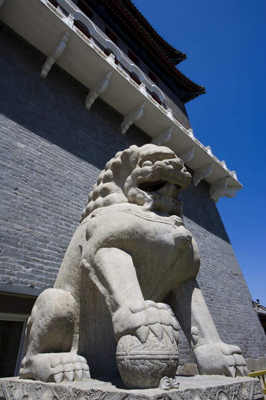 无人,坐,竖图,室外,白天,仰视,旅游,度假,名胜古迹,标志建筑,地标,建筑,哺乳动物,野生动物,狮子,雕塑,北京,中国,亚洲,阴影,辟邪,遗迹,艺术,装饰,光线,雕刻,雕像,瓦片,影子,墙,屋檐,拱门,首都,古迹,文化,文物,娱乐,建设,踩,城墙,古建筑,石雕,檐,墙壁,墙面,一个,蓝色,蓝天,天空,阳光,动物,工艺品,石狮,天,踩着,祈祷,张嘴,享受,休闲,健康,旅游胜地,放松,许愿,城楼,晴朗,单个,纪念,祈求,坚硬,美术,主题,前门,防御,凶猛,陈列,张大嘴巴,古文明,东亚,万里无云,中华人民共和国,东城区,北京市,京,北平,华北地区,功能,美学,驱邪,祛邪,避邪,门楼,守护神,坚固,残暴,平安,凶残,晴空,晴空万里,张开嘴,坐着,彩图,低角度拍摄,全身,前门大街,正阳门,飞檐