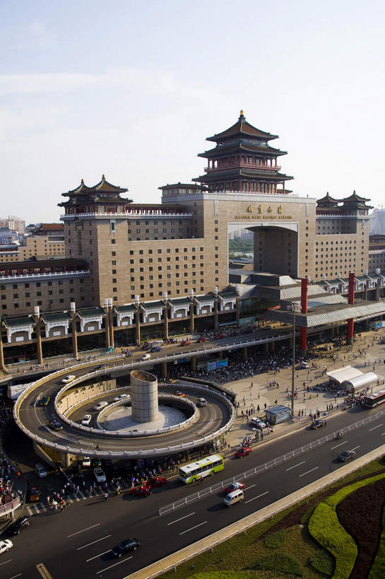 无人,火车站,竖图,俯视,室外,白天,旅游,度假,树林,植物,窗户,标志建筑,道路,地标,建筑,路,路灯,公路,车站,汽车,照明,北京,中国,亚洲,一排,许多,阴影,整齐,光线,英文,标志,文字,影子,柱子,字符,字母,墙,云,云朵,灯光,站台,交通,首都,很多,云彩,娱乐,标识,建设,月台,玻璃窗,墙壁,墙面,车,灯,树,树木,排列,蓝色,绿色,白云,蓝天,天空,阳光,自然,交通工具,轿车,天,享受,休闲,汉字,旅游胜地,放松,生长,晴朗,成长,英文字母,照亮,照明设备,队列,中文,载具,东亚,中华人民共和国,北京市,京,北平,华北地区,国文,华文,丰台区,晴空,马路,彩图,高角度拍摄,铁路车站,铁路站,西客站,北京西客站,北京西站