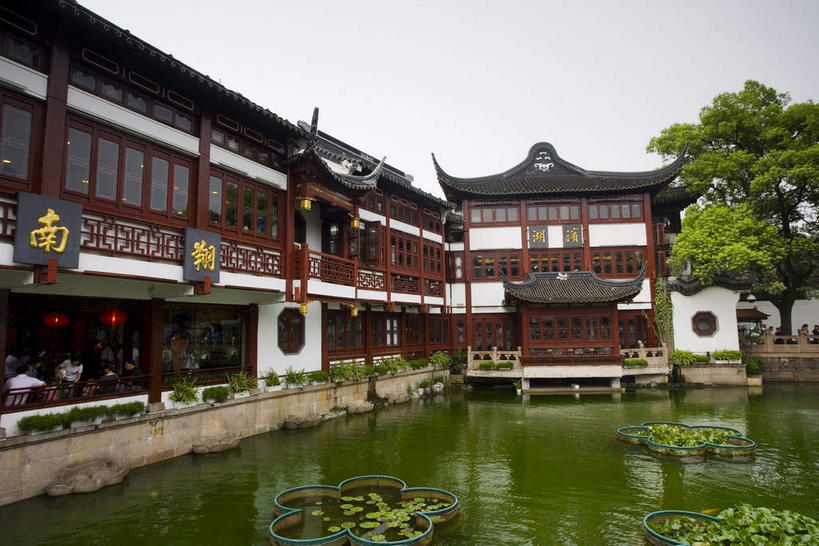 无人,栏杆,横图,室外,白天,仰视,旅游,度假,河流,水,植物,窗户,标志建筑,地标,建筑,上海,中国,亚洲,阴影,波纹,光线,标志,瓦片,文字,影子,字符,墙,屋檐,河水,水流,围栏,涟漪,娱乐,标识,建设,护栏,檐,玻璃窗,墙壁,墙面,树,树木,湖心亭,绿色,倒影,水纹,天空,阳光,自然,豫园,波浪,天,享受,休闲,汉字,旅游胜地,放松,生长,成长,申,倒映,中文,黄浦区,东亚,上海市,中华人民共和国,沪,华东地区,水晕,国文,华文,反照,彩图,低角度拍摄,豫园湖心亭茶楼,飞檐