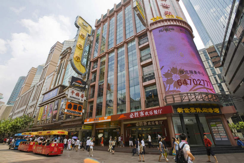 东方人,商店,走,横图,彩色,室外,白天,仰视,购物,度假,消费,美景,树林,植物,窗户,城市风光,超市,城市,道路,路,霓虹灯,商场,汽车,观光车,上海,中国,亚洲,一辆,许多,行人,游客,游人,吊挂,悬挂,阴影,服装,光线,信息,英文,标志,文字,影子,字符,字母,墙,景观,云,云朵,小路,灯光,七彩,交通,很多,许多人,挂,云彩,注视,休闲装,黄种人,娱乐,光源,标识,霓虹,海报,路人,旅客,玻璃窗,广告,墙壁,墙面,车,灯,树,树木,衣服,蓝色,绿色,白云,倒影,蓝天,天空,阳光,自然,交通工具,南京路,天,观察,看,一群人,享受,休闲,休闲服,汉字,景色,放松,金融,百货,服饰,南京路步行街,生长,晴朗,成长,观看,英文字母,申,察看,倒映,照明设备,关注,中文,载具,宣传,选购,贸易,百货公司,黄浦区,东亚,上海市,中华人民共和国,沪,华东地区,氖灯,血拼,国文,华文,反照,过客,男人,男性,年轻男性,年轻女性,女人,女性,亚洲人,晴空,步行,散步,走路,半身,彩图,低角度拍摄,购物商场,购物中心,商业中心,旅游观光车,新世界百货,招贴,太平洋百货