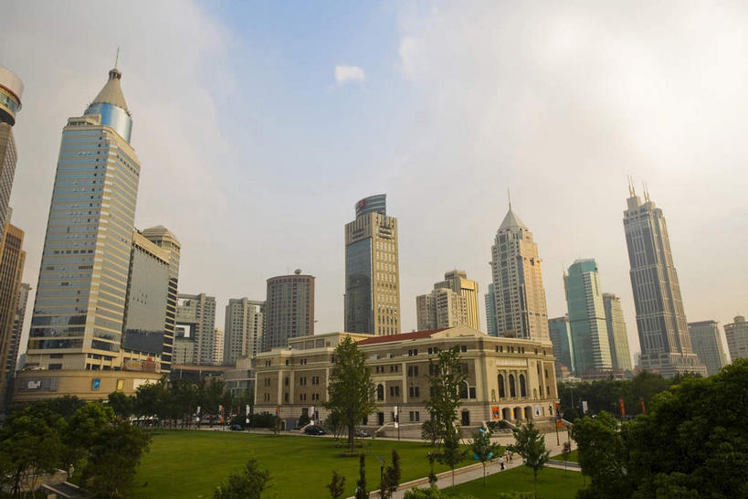 无人,家,高楼大厦,横图,室外,白天,仰视,度假,草地,草坪,美景,植物,窗户,落地窗,城市风光,城市,大厦,道路,建筑,路,摩天大楼,上海,中国,亚洲,一排,许多,阴影,整齐,并列,并排,光线,影子,房屋,屋子,景观,云,云朵,建筑群,小路,交通,很多,云彩,娱乐,建设,楼房,玻璃窗,住宅,草,树,树木,排列,蓝色,绿色,白云,蓝天,天空,阳光,自然,天,享受,休闲,景色,放松,生长,晴朗,成长,淮海路,申,队列,平行,玻璃幕墙,黄浦区,东亚,淮海中路,徐汇区,上海市,金钟广场,中华人民共和国,沪,华东地区,晴空,彩图,低角度拍摄,房子,大楼,高层建筑,高楼,摩天楼,力宝广场
