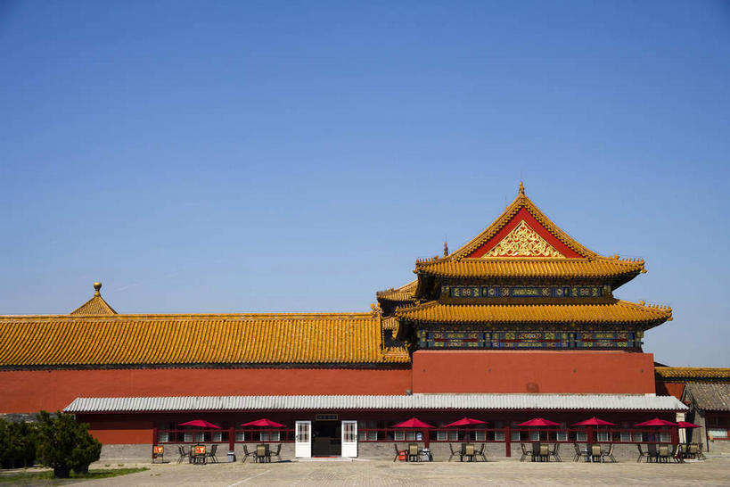 无人,故宫,宫殿,横图,室外,白天,正面,旅游,度假,名胜古迹,标志建筑,道路,地标,建筑,路,北京,中国,亚洲,阴影,遗迹,光线,瓦片,影子,墙,屋檐,云,云朵,小路,交通,首都,云彩,古迹,文物,娱乐,建设,古建筑,檐,墙壁,墙面,红色,蓝色,白云,蓝天,天空,阳光,紫禁城,天,享受,休闲,旅游胜地,放松,晴朗,宫廷,古文明,东亚,中华人民共和国,东城区,北京市,京,北平,华北地区,王宫,雨篷,晴空,彩图,故宫博物院,皇宫,北京紫禁城,北京故宫