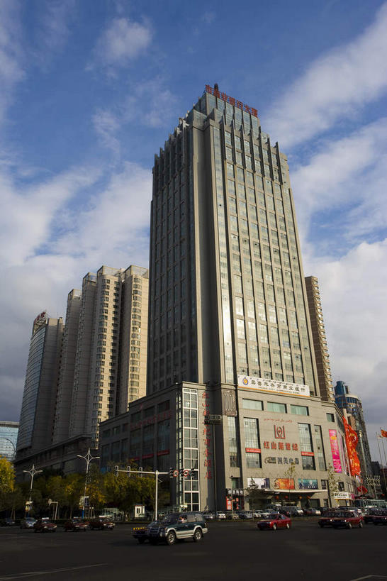 无人,银行,高楼大厦,竖图,室外,白天,仰视,度假,美景,树林,植物,窗户,城市风光,城市,大厦,道路,建筑,路,路灯,摩天大楼,公路,汽车,照明,中国,亚洲,一排,许多,阴影,整齐,光线,信息,标志,文字,影子,字符,墙,景观,云,云朵,灯光,交通,很多,云彩,娱乐,标识,建设,海报,玻璃窗,广告,墙壁,墙面,车,灯,树,树木,排列,蓝色,绿色,白云,蓝天,天空,阳光,自然,交通工具,轿车,天,享受,休闲,汉字,景色,放松,金融,理财,生长,经济,晴朗,成长,照亮,资金,照明设备,队列,中文,载具,宣传,流通,贸易,东亚,乌鲁木齐,新疆,首府,中华人民共和国,国文,华文,乌鲁木齐市,新疆维吾尔自治区,西北地区,晴空,马路,彩图,低角度拍摄,大楼,高层建筑,高楼,摩天楼,机构,金融机构,天山区,招贴,商业银行,新,乌鲁木齐红山新世纪商务酒店