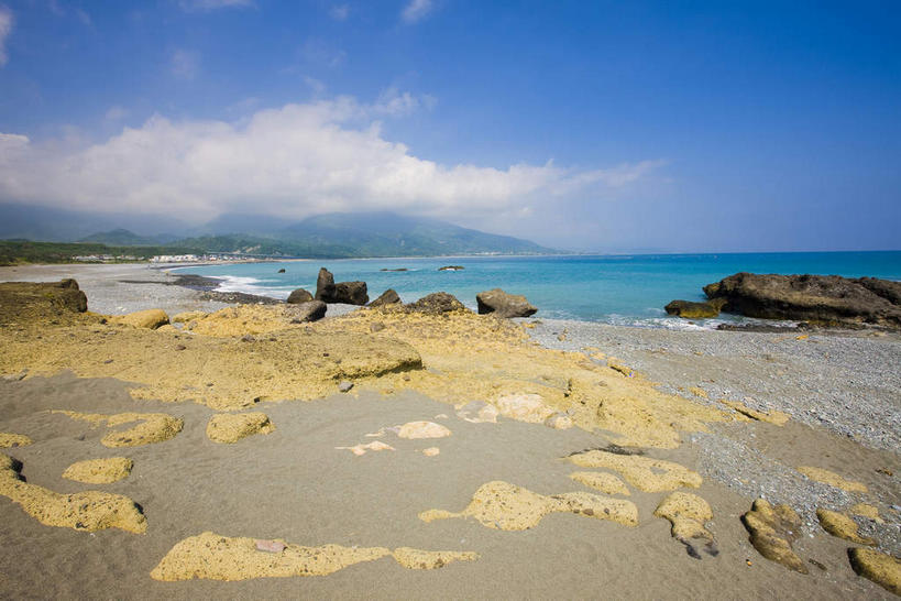 无人,横图,室外,白天,正面,旅游,度假,海浪,海洋,礁石,石头,美景,植物,台湾,中国,亚洲,阴影,光线,石子,影子,景观,浪花,云,云朵,云彩,娱乐,树,树木,蓝色,绿色,白云,蓝天,天空,阳光,自然,海水,天,享受,休闲,景色,放松,生长,晴朗,成长,自然风光,海景,东亚,台东县,三仙台,港澳台,中华人民共和国,台湾省,大海,风浪,海,海水的波动,礁,近岸浪,石块,岩石,涌浪,晴空,彩图,成功镇,台东,台