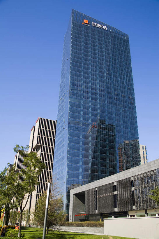 无人,家,高楼大厦,竖图,室外,白天,仰视,旅游,度假,植物,窗户,落地窗,标志建筑,大厦,地标,建筑,摩天大楼,北京,中国,亚洲,一排,许多,阴影,整齐,并列,并排,光线,影子,房屋,屋子,首都,很多,娱乐,建设,楼房,玻璃窗,住宅,树,树木,排列,蓝色,绿色,倒影,蓝天,天空,阳光,自然,天,享受,休闲,旅游胜地,放松,生长,晴朗,成长,倒映,队列,平行,玻璃幕墙,东亚,万里无云,中华人民共和国,北京市,京,北平,华北地区,朝阳区,反照,晴空,晴空万里,彩图,低角度拍摄,房子,大楼,高层建筑,高楼,摩天楼,北京CBD,北京商务中心区,中国北京大北窑,金地中心