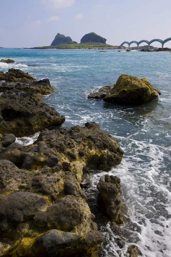无人,竖图,室外,白天,正面,旅游,度假,海浪,海洋,礁石,石头,美景,植物,台湾,中国,亚洲,阴影,光线,石子,影子,景观,浪花,云,云朵,云彩,娱乐,树,树木,蓝色,绿色,白云,蓝天,天空,阳光,自然,海水,天,享受,休闲,景色,放松,生长,晴朗,成长,自然风光,海景,东亚,台东县,三仙台,港澳台,中华人民共和国,台湾省,大海,风浪,海,海水的波动,礁,近岸浪,石块,岩石,涌浪,晴空,彩图,成功镇,台东,台