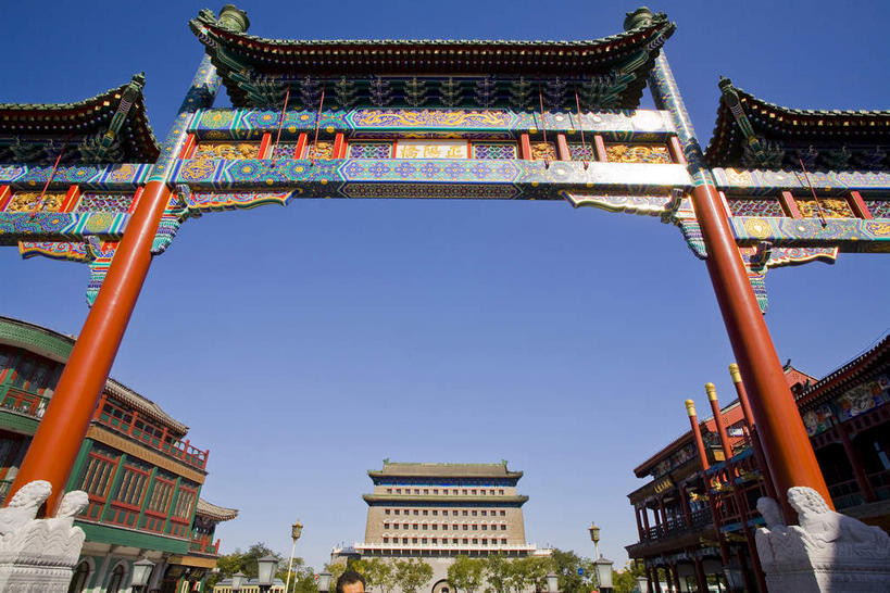 无人,家,横图,室外,白天,仰视,旅游,度假,名胜古迹,植物,标志建筑,地标,建筑,北京,中国,亚洲,阴影,遗迹,光线,瓦片,影子,柱子,房屋,屋檐,屋子,牌坊,牌楼,首都,古迹,文化,文物,娱乐,建设,古建筑,楼房,檐,住宅,树,树木,蓝色,绿色,蓝天,天空,阳光,自然,天,享受,休闲,旅游胜地,放松,生长,晴朗,成长,纪念,祭祀,表彰,荣誉,古文明,东亚,万里无云,中华人民共和国,北京市,京,北平,华北地区,西城区,荣耀,晴空,晴空万里,彩图,低角度拍摄,房子,大栅栏,大栅栏街,传统文化