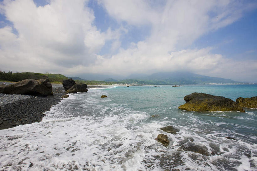 无人,横图,室外,白天,正面,旅游,度假,海浪,海洋,礁石,石头,美景,植物,台湾,中国,亚洲,阴影,光线,石子,影子,景观,浪花,云,云朵,云彩,娱乐,树,树木,蓝色,绿色,白云,蓝天,天空,阳光,自然,海水,天,享受,休闲,景色,放松,生长,晴朗,成长,自然风光,海景,东亚,台东县,三仙台,港澳台,中华人民共和国,台湾省,大海,风浪,海,海水的波动,礁,近岸浪,石块,岩石,涌浪,晴空,彩图,成功镇,台东,台