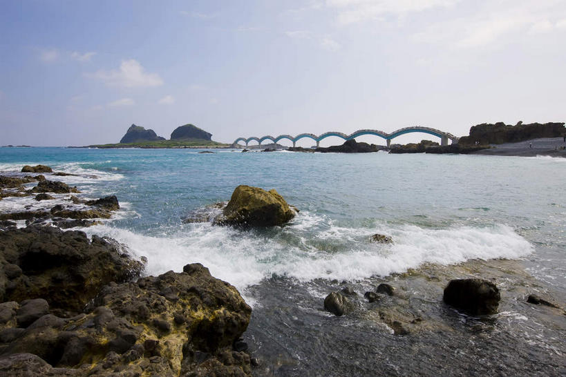 无人,横图,室外,白天,正面,旅游,度假,海浪,海洋,礁石,石头,美景,植物,大桥,桥梁,台湾,中国,亚洲,阴影,光线,石子,影子,景观,浪花,云,云朵,桥,云彩,娱乐,树,树木,蓝色,绿色,白云,蓝天,天空,阳光,自然,海水,天,享受,休闲,景色,放松,生长,晴朗,成长,自然风光,海景,东亚,跨线桥,台东县,三仙台,港澳台,中华人民共和国,台湾省,大海,风浪,海,海水的波动,礁,近岸浪,石块,岩石,涌浪,晴空,彩图,成功镇,台东,台