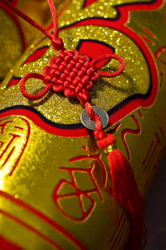 无人,竖图,俯视,室内,特写,白天,钱,烟火,静物,鞭炮,金属制品,春节,阴影,节日,庆祝,艺术,装饰,反射,纹路,金属,钱币,纹理,影子,手工艺品,历史,文化,一个,红色,焰火,工艺品,中国结,庆典,金色,金融,经济,单个,纪念,华丽,修饰,点缀,高雅,礼花,饰物,流通,贸易,铜钱,肌理,自信心,品位,衬托,美观,雅致,雅观,花炮,礼花炮,货币,现金,硬币,爆竿,爆仗,爆竹,鞭爆,炮仗,烟花,彩图,高角度拍摄,古钱币