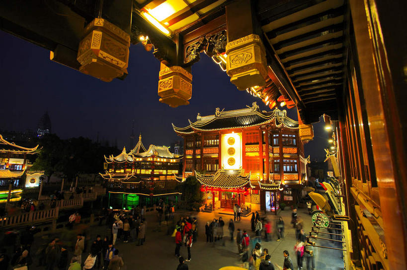 东方人,餐厅,走,横图,室外,夜晚,仰视,旅游,度假,窗户,标志建筑,道路,地标,建筑,路,路灯,照明,上海,中国,亚洲,行人,吊挂,悬挂,阴影,服装,光线,灯笼,瓦片,影子,纸灯笼,墙,屋檐,小路,灯光,交通,许多人,挂,注视,休闲装,黄种人,娱乐,建设,檐,路人,玻璃窗,墙壁,墙面,灯,衣服,蓝色,蓝天,天空,灯具,豫园,天,观察,看,一群人,享受,休闲,休闲服,旅游胜地,放松,服饰,观看,照亮,申,察看,照明设备,关注,黄浦区,东亚,上海市,中华人民共和国,沪,华东地区,过客,男人,男性,年轻男性,年轻女性,女人,女性,亚洲人,步行,散步,走路,半身,彩图,低角度拍摄,餐馆,饭店,饭馆,飞檐,绿波廊