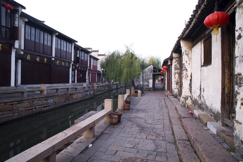 无人,家,栏杆,横图,室外,白天,正面,旅游,度假,河流,名胜古迹,水,植物,标志建筑,道路,地标,建筑,路,周庄,中国,亚洲,遗迹,纹路,瓦片,纹理,房屋,墙,屋顶,屋檐,屋子,河水,水流,乌云,云,阴天,云朵,围栏,小路,交通,云彩,顶棚,古迹,文物,娱乐,建设,古建筑,江苏,护栏,楼房,檐,墙壁,墙面,住宅,树,树木,绿色,天空,自然,天,享受,休闲,旅游胜地,放松,生长,成长,昏暗,阴沉,古文明,东亚,江苏省,昆山,昆山市,周庄镇,肌理,中华人民共和国,华东地区,苏,中国第一水乡,鹿城,贞丰里,彩图,房子