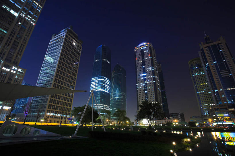 无人,高楼大厦,横图,室外,夜晚,仰视,度假,美景,植物,窗户,落地窗,城市风光,城市,大厦,建筑,摩天大楼,夜景,上海,中国,亚洲,一排,许多,阴影,整齐,并列,并排,光线,影子,池塘,景观,水池,灯光,很多,娱乐,浦东,玻璃窗,树,树木,排列,绿色,自然,享受,休闲,景色,放松,生长,成长,申,队列,平行,玻璃幕墙,浦东新区,东亚,上海市,中华人民共和国,沪,华东地区,彩图,低角度拍摄,大楼,高层建筑,高楼,摩天楼