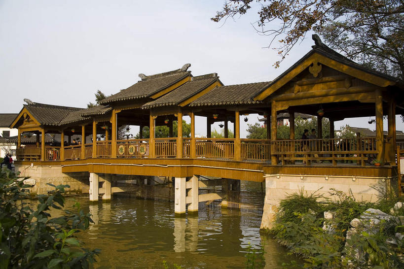 无人,栏杆,横图,室外,白天,正面,旅游,度假,湖,湖泊,名胜古迹,水,植物,标志建筑,地标,建筑,中国,亚洲,阴影,遗迹,光线,木板,瓦片,影子,柱子,屋顶,屋檐,湖面,水流,水面,云,云朵,围栏,走道,走廊,桥,过道,木桥,云彩,顶棚,古迹,文物,娱乐,建设,古建筑,江苏,苏州,护栏,檐,栈桥,树,树木,蓝色,绿色,白云,倒影,蓝天,天空,阳光,自然,湖水,天,享受,休闲,旅游胜地,放松,生长,晴朗,成长,人行桥,木板桥,倒映,古文明,东亚,江苏省,苏州市,寒山寺,中华人民共和国,华东地区,苏,反照,古城区,枫桥镇,金阊区,晴空,彩图