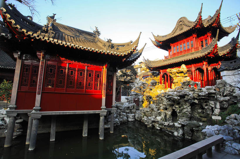 无人,家,栏杆,横图,室外,白天,正面,旅游,度假,石头,名胜古迹,山,植物,标志建筑,地标,建筑,上海,中国,亚洲,阴影,遗迹,艺术,光线,木板,石子,瓦片,影子,手工艺品,房屋,屋顶,屋檐,屋子,池塘,山峰,水池,云,云朵,围栏,桥,木桥,山峦,云彩,顶棚,古迹,文化,文物,娱乐,建设,古建筑,护栏,楼房,檐,住宅,栈桥,树,树木,蓝色,绿色,白云,倒影,蓝天,天空,阳光,自然,工艺品,九曲桥,豫园,天,享受,休闲,假山,旅游胜地,放松,生长,晴朗,成长,人行桥,木板桥,申,倒映,高雅,黄浦区,古文明,东亚,上海市,中华人民共和国,沪,华东地区,自信心,品位,反照,上海九曲桥,石块,岩石,晴空,彩图,房子,小山,飞檐