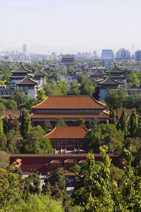 无人,高楼大厦,宫殿,竖图,俯视,航拍,室外,白天,旅游,度假,树林,植物,标志建筑,大厦,道路,地标,建筑,路,摩天大楼,公路,北京,中国,亚洲,许多,阴影,光线,影子,墙,屋顶,褐色,交通,首都,很多,顶棚,娱乐,建设,城墙,墙壁,墙面,树,树木,蓝色,绿色,蓝天,天空,阳光,自然,天,享受,休闲,金色,旅游胜地,放松,生长,晴朗,成长,坚硬,宫廷,鸟瞰,防御,东亚,鼓楼,万里无云,中华人民共和国,北京市,京,北平,华北地区,西城区,王宫,坚固,晴空,晴空万里,马路,彩图,高角度拍摄,大楼,高层建筑,高楼,皇宫,摩天楼,北京鼓楼,地安门外大街