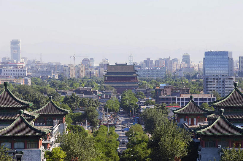 无人,高楼大厦,宫殿,横图,俯视,航拍,室外,白天,旅游,度假,树林,植物,窗户,标志建筑,大厦,道路,地标,建筑,路,摩天大楼,公路,北京,中国,亚洲,许多,阴影,光线,影子,墙,屋顶,交通,首都,很多,顶棚,娱乐,建设,玻璃窗,墙壁,墙面,树,树木,蓝色,绿色,蓝天,天空,阳光,自然,天,享受,休闲,旅游胜地,放松,生长,晴朗,成长,宫廷,鸟瞰,东亚,鼓楼,万里无云,中华人民共和国,北京市,京,北平,华北地区,西城区,王宫,晴空,晴空万里,马路,彩图,高角度拍摄,大楼,高层建筑,高楼,皇宫,摩天楼,北京鼓楼,地安门外大街