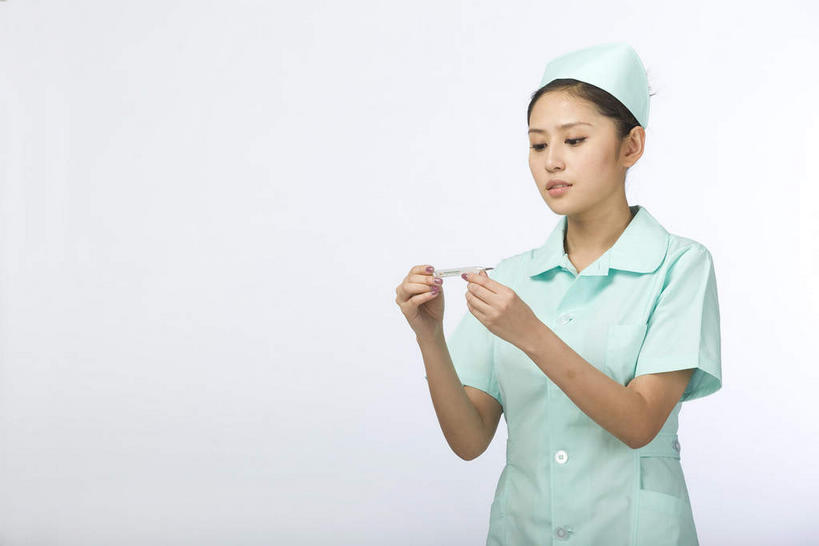 东方人,一个人,护士,站,笑,微笑,横图,室内,白天,正面,工作服,制服,生活用品,帽子,亚洲,仅一个年轻女性,仅一个女性,仅一个人,握,灰色背景,服装,医学,测量,器材,温度计,刻度,拿,拿着,注视,黄种人,玻璃制品,一个,衣服,绿色,体温计,观察,看,站着,护士服,握着,摄影,服饰,影棚,单个,观看,快速,温度,察看,感冒,医疗,准确,护士帽,白衣天使,体温,衣着,穿着,关注,精度,摄影棚,精准,发烧,水银温度计,流感,物理,水银体温计,水银柱,缩口,玻璃体温计,玻璃温度计,医用温度计,一顶,工作制服,衣饰,年轻女性,女人,女性,亚洲人,站立,半身,彩图,影棚拍摄,工作套服,拍摄