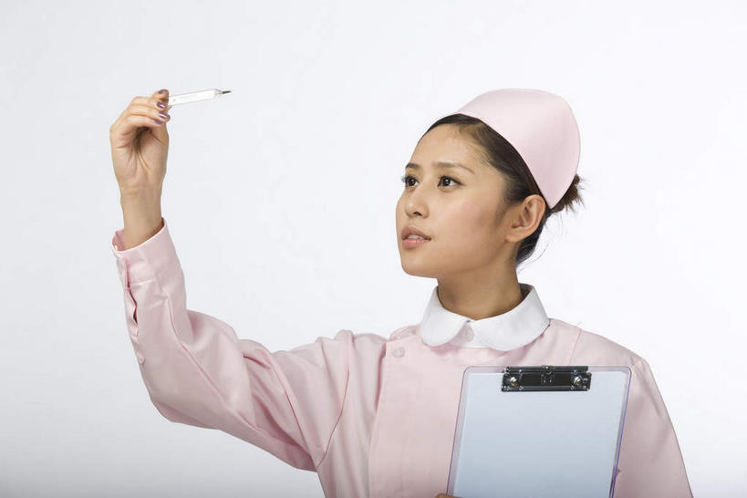 东方人,一个人,护士,站,举,笑,微笑,露齿笑,横图,室内,白天,正面,工作服,制服,生活用品,帽子,亚洲,仅一个年轻女性,仅一个女性,仅一个人,握,灰色背景,服装,医学,测量,器材,温度计,刻度,注视,黄种人,玻璃制品,一个,衣服,粉色,体温计,观察,看,托,站着,护士服,握着,摄影,服饰,影棚,单个,观看,快速,温度,察看,感冒,医疗,准确,护士帽,白衣天使,体温,衣着,穿着,关注,精度,摄影棚,精准,发烧,记录板,水银温度计,流感,记事板,物理,水银体温计,水银柱,缩口,玻璃体温计,玻璃温度计,医用温度计,一顶,工作制服,衣饰,年轻女性,女人,女性,亚洲人,举起,举手,举着,抬头,向上举,向上伸,向上托,仰头,站立,半身,彩图,影棚拍摄,工作套服,拍摄