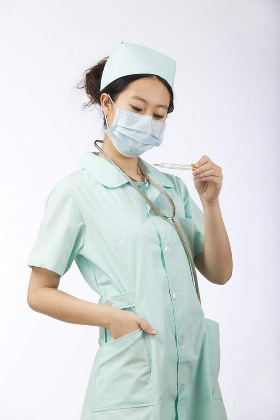 东方人,一个人,护士,站,竖图,室内,白天,白色背景,正面,工作服,制服,生活用品,帽子,亚洲,仅一个年轻女性,仅一个女性,仅一个人,握,服装,分离,医学,测量,器材,温度计,刻度,过滤,拿,分开,拿着,注视,黄种人,玻璃制品,一个,衣服,绿色,口罩,体温计,观察,看,站着,护士服,隔断,握着,遮掩,摄影,服饰,影棚,单个,观看,隔离,快速,温度,察看,感冒,医疗,卫生,准确,掩盖,护士帽,遮挡,白衣天使,体温,衣着,穿着,关注,精度,净化,摄影棚,精准,间隔,发烧,预防,手插袋,单手插袋,水银温度计,流感,遮盖,物理,防尘,水银体温计,单手抄兜,单手放兜,水银柱,缩口,玻璃体温计,玻璃温度计,医用温度计,一顶,掩饰,断绝,隔开,屏蔽,屏绝,远离,中断,阻遏,阻隔,工作制服,衣饰,年轻女性,女人,女性,亚洲人,插兜,手插兜,手放口袋,站立,半身,彩图,影棚拍摄,工作套服,拍摄,手抄兜