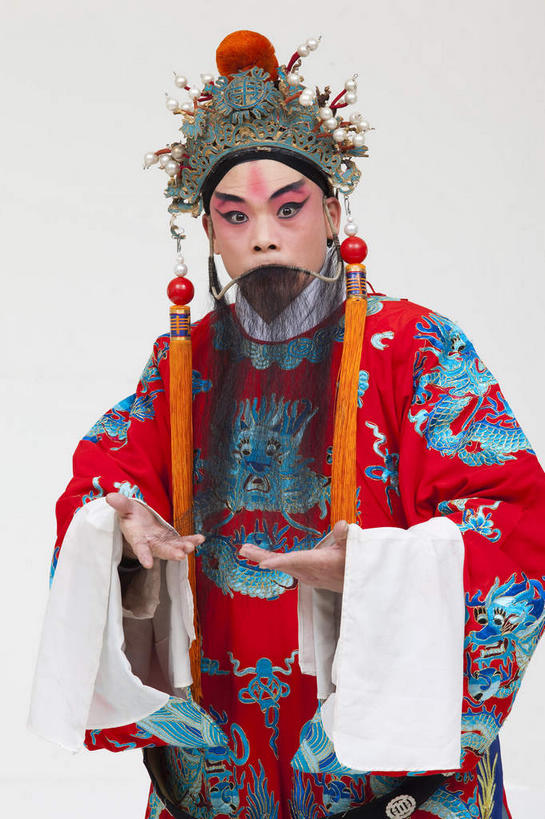 东方人,胡须,一个人,演员,站,竖图,室内,白天,白色背景,正面,民族服装,化妆,亚洲,仅一个男性,仅一个人,仅一个中年男性,服装,丝绸,丝带,头饰,缎带,注视,黄种人,文化,绸带,衣服,彩妆,发夹,发饰,夹子,观察,看,站着,大衣,摄影,服饰,影棚,观看,皇帝,权威,察看,衣着,穿着,高贵,关注,中国文化,摄影棚,表演服,演出服,京剧,戏曲,国粹,刘备,皮黄,权力,统治,权势,衣饰,天子,九五之尊,圣上,统治者,陛下,官家,势力,道具服,男人,男性,中年男性,亚洲人,胡子,络腮胡,站立,半身,彩图,影棚拍摄,传统服装,民俗服,拍摄,京剧服饰,国剧,京戏,平剧,中国戏曲,昭烈皇帝,烈祖,刘玄德,传统文化,舞台妆,京剧演员