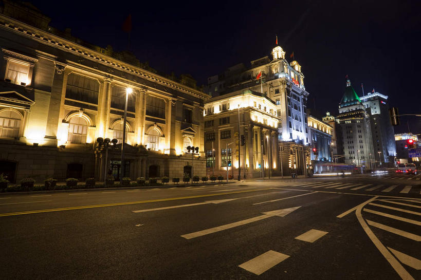 无人,高楼大厦,横图,室外,夜晚,仰视,度假,美景,城市风光,标志建筑,城市,大厦,道路,地标,建筑,路,路灯,摩天大楼,人行横道,夜景,公路,照明,上海,中国,亚洲,阴影,光线,影子,景观,人行道,灯光,分界线,停车线,交通,娱乐,建设,黄浦江,灯,天空,外滩,天,享受,休闲,景色,放松,车行道,车行道分界线,照亮,申,照明设备,标线,人行横道线,黄浦区,东亚,车行线,沙逊大厦,中山东一路,上海市,中华人民共和国,沪,华东地区,斑马线,马路,彩图,低角度拍摄,大楼,高层建筑,高楼,摩天楼,黄埔滩,上海外滩,外黄埔滩