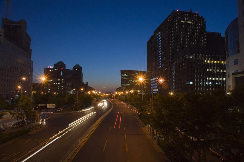 无人,高楼大厦,横图,室外,夜晚,长时间曝光,仰视,度假,美景,植物,窗户,城市风光,城市,大厦,道路,建筑,路,路灯,摩天大楼,公路,汽车,照明,北京,中国,亚洲,墙,景观,灯光,分界线,停车线,交通,首都,娱乐,建设,玻璃窗,墙壁,墙面,车,灯,树,树木,蓝色,绿色,蓝天,天空,自然,交通工具,轿车,天,享受,休闲,景色,放松,生长,成长,车行道,车行道分界线,照亮,照明设备,载具,标线,曝光,东亚,车行线,中华人民共和国,北京市,京,北平,华北地区,朝阳区,马路,彩图,低角度拍摄,大楼,高层建筑,高楼,摩天楼,朝阳门外大街