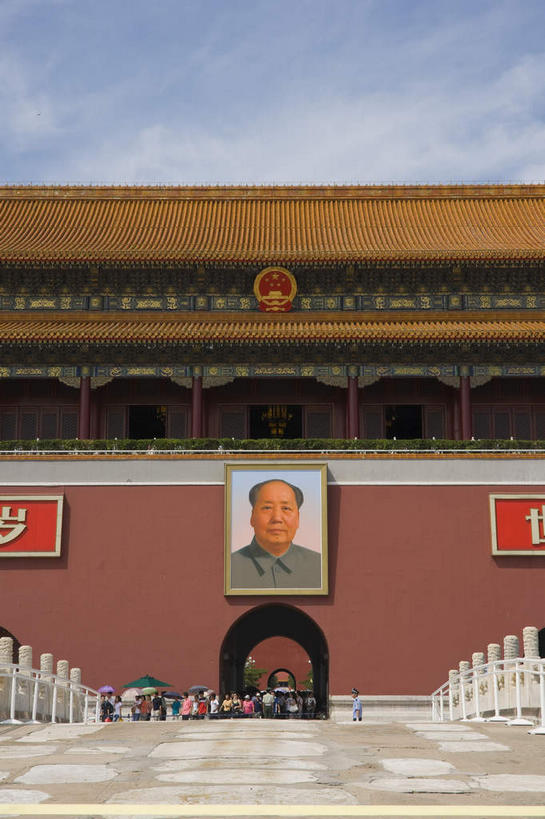东方人,一个人,无人,天安门,栏杆,竖图,照片,室外,白天,仰视,旅游,度假,名胜古迹,标志建筑,地标,建筑,北京,天安门广场,中国,亚洲,仅一个男性,仅一个人,吊挂,悬挂,阴影,遗迹,光线,毛泽东,标志,瓦片,影子,墙,屋檐,云,云朵,拱门,围栏,首都,挂,云彩,黄种人,古迹,文物,娱乐,标识,建设,城墙,古建筑,护栏,檐,墙壁,墙面,一个,蓝色,白云,蓝天,天空,阳光,天,仅一个老年男性,享受,休闲,旅游胜地,放松,摄影,城楼,主席,晴朗,单个,坚硬,徽章,领导,防御,毛主席,古文明,东亚,国徽,中华人民共和国,东城区,北京市,京,北平,华北地区,门楼,天安门城楼,二十八画生,润之,诗人,石三伢子,咏芝,革命家,理论家,首脑,战略家,坚固,老年男性,男人,男性,亚洲人,相片,晴空,半身,彩图,低角度拍摄,拍摄,照相,承天门,东城