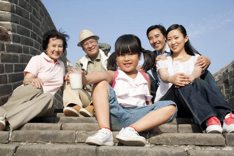 牛奶,东方人,儿童,老年人,夫妻,母亲,父亲,女儿,祖母,祖父,三代同堂,坐,抱,笑,微笑,露齿笑,横图,室外,白天,仰视,爱情,旅游,度假,纯洁,名胜古迹,楼梯,标志建筑,地标,建筑,杯子,帽子,北京,长城,中国,亚洲,五个人,握,阴影,服装,裤子,遗迹,光线,包,眼镜,影子,阶梯,墙,饮品,首都,许多人,浪漫,营养,拿,旅行包,拿着,注视,牛仔裤,休闲装,黄种人,古迹,文物,娱乐,建设,祖孙三代,城墙,古建筑,墙壁,墙面,台阶,玻璃制品,饮料,小孩,衣服,阳光,背包,水杯,观察,看,一群人,享受,休闲,温暖,温馨,父女,母女,休闲服,旅游胜地,恩爱,放松,父爱,可爱,母爱,童年,童趣,握着,恋人,服饰,奶奶,爷爷,抱着,观看,祖孙,老花镜,坚硬,和睦,察看,乳制品,搂着,奶,牛乳,关注,万里长城,防御,童真,古文明,东亚,烂漫,无邪,外婆,外孙女,外祖母,外公,外祖父,中华人民共和国,北京市,京,北平,华北地区,安神,河北,河北省,冀,旅游包,密云县,承德,承德市,远视眼镜,坚固,金山岭长城,金山岭,滦平县,天真,老年男性,老年女性,男人,男性,年轻男性,年轻女性,女孩,女人,女性,亚洲人,孩子,年轻人,夫妇,情侣,全家福,孙女,玻璃杯,搂,搂抱,坐着,半身,彩图,低角度拍摄,伴侣,融洽,双肩包,女生,爸爸,多代同堂,妈妈,密云