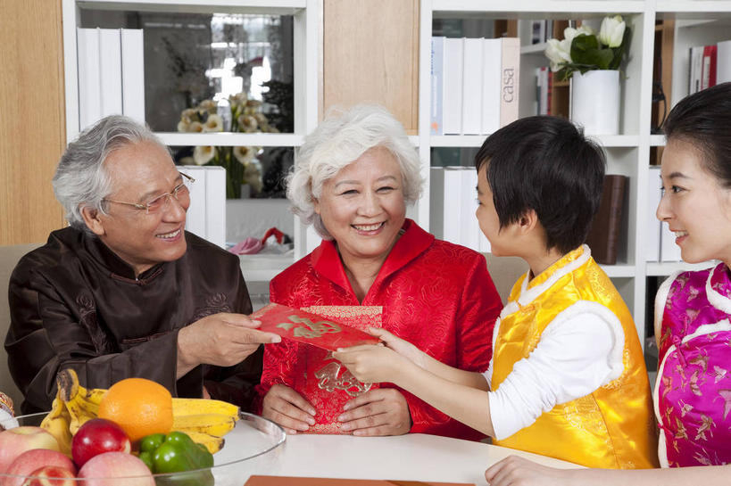 东方人,儿童,老年人,四个人,母亲,女儿,祖母,三代同堂,站,坐,笑,微笑,露齿笑,竖图,室内,白天,正面,民族服装,纯洁,植物,柜子,桌子,苹果,香蕉,餐具,书籍,水果,亚洲,一排,许多,风俗,新鲜,整齐,民俗,碟子,盘,盆栽,眼镜,生食,食品,果实,盆景,储物柜,很多,扭头,注视,黄种人,祖孙三代,食物,排列,小孩,绿色,自然,盘子,书本,碟,观察,看,站着,转头,温暖,温馨,母女,恭喜,可爱,母爱,童年,童趣,红包,有机食品,绿色食品,生长,奶奶,成长,观看,祖孙,老花镜,和睦,察看,甜橙,储存,队列,关注,祝贺,童真,祝愿,烂漫,无邪,外婆,外孙女,外祖母,民风,习气,远视眼镜,储备,习惯,蕴藏,贮备,红封包,天真,老年女性,年轻女性,女孩,女人,女性,亚洲人,孩子,年轻人,全家福,孙女,书,图书,甘蕉,橙子,橙,站立,坐着,半身,彩图,传统服装,民俗服,鹄壳,黄橙,黄果,金橙,金环,金球,糖橙,唐装,融洽,贮存,女生,多代同堂,妈妈